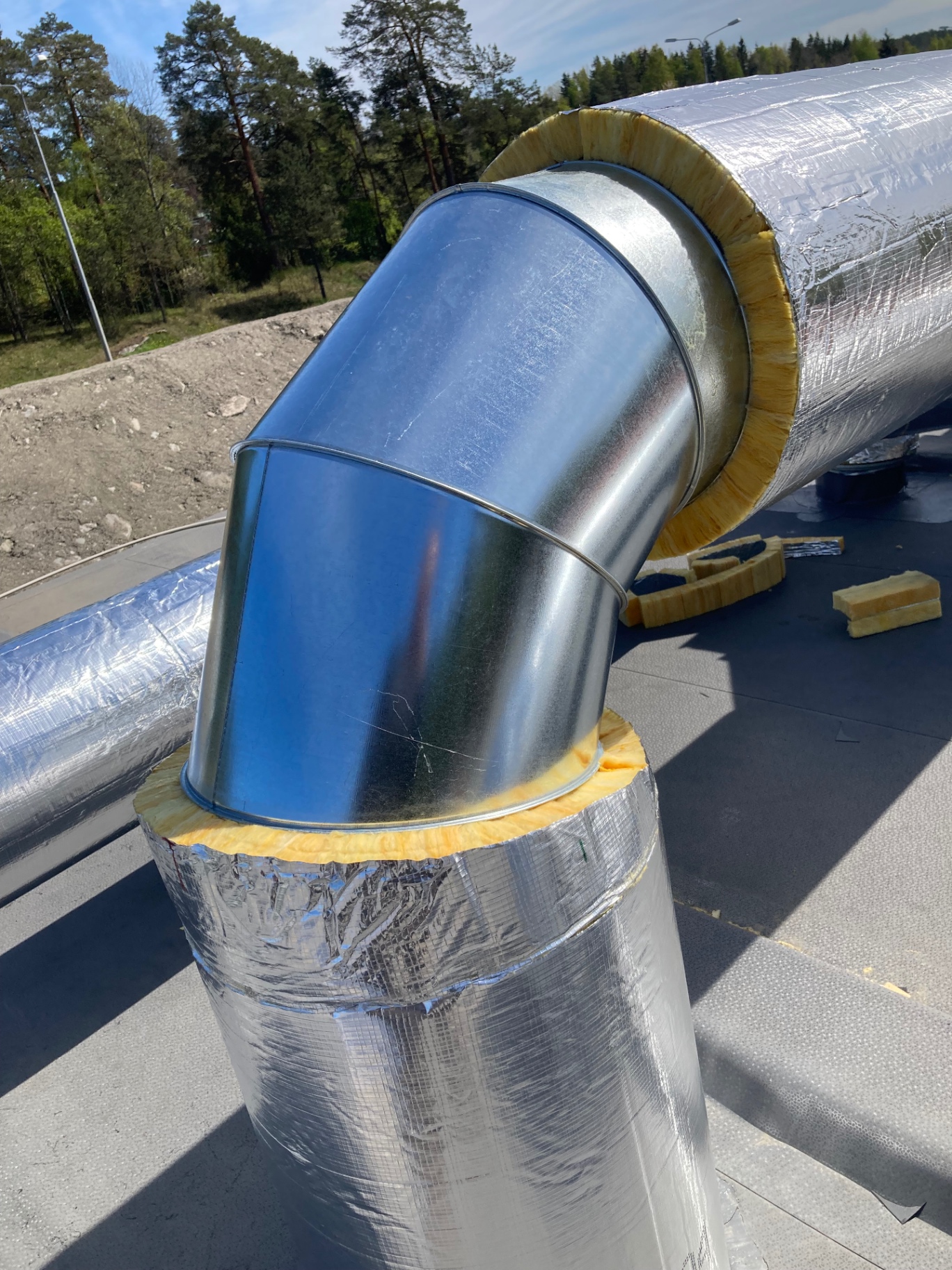 Isolerte ventilasjonsrør på tak.